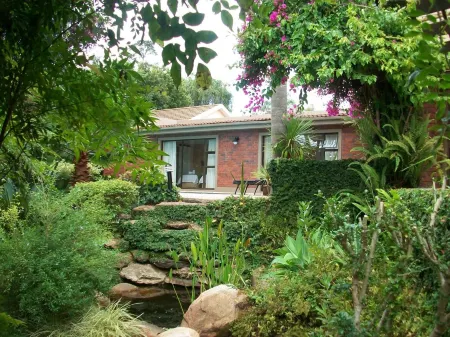 Aziza Guest House Отели в г. Джордж