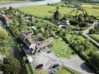 The Ship Inn - Self Catering Accommodation Hotels in Fretherne with Saul
