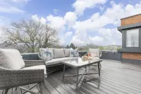 Elliot Oliver - Stunning Three Bedroom Penthouse with Large Terrace & Parking