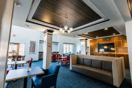 Holiday Inn Express & Suites Hamburg Отели в г. Ангола он Лейк