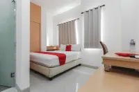 RedDoorz Plus near Galaxy Bekasi Hotel di Bekasi Barat