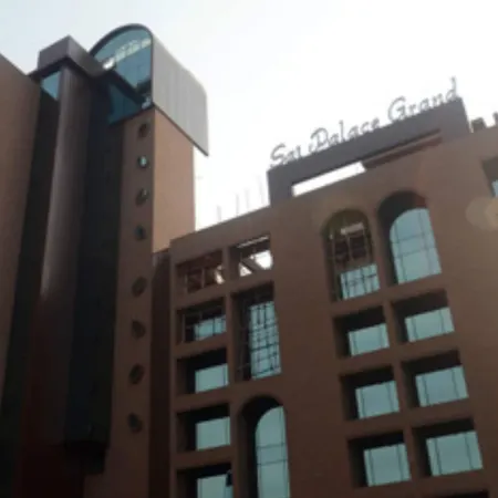 Sai Palace Grand, Malad Отели рядом с достопримечательностью «Торговый Центр Оберои»