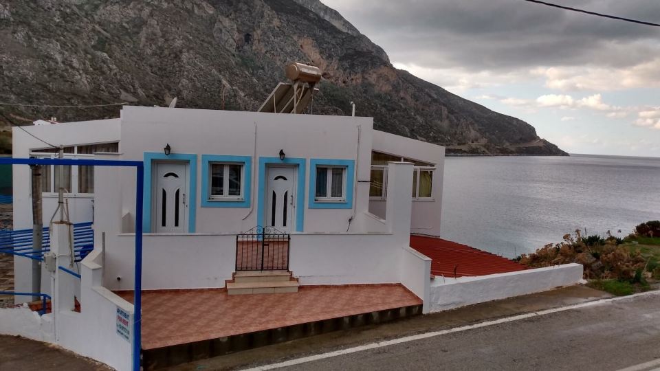Beachfront Apartment - Sleeps 3 & Free Parking