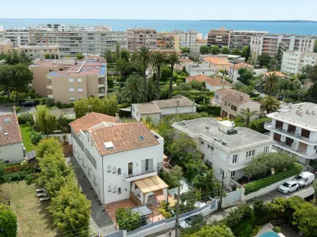 Furnished Studio la Jungle Suite, Mandara Beach Отели в г. Антиб