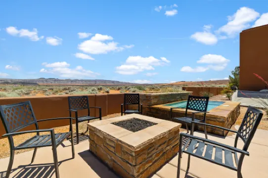 Private Swim Spa and Stunning Desert Views - Inviting Charming Retreat
