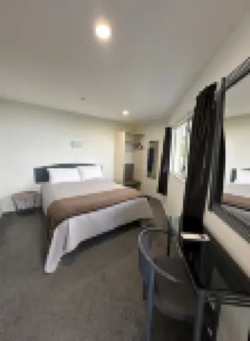 Baycourt Lakefront Motel