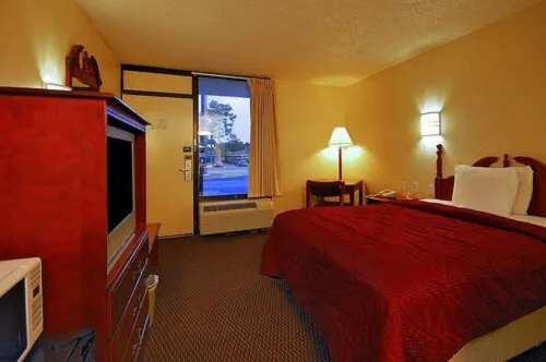 Super 6 Inn & Suites