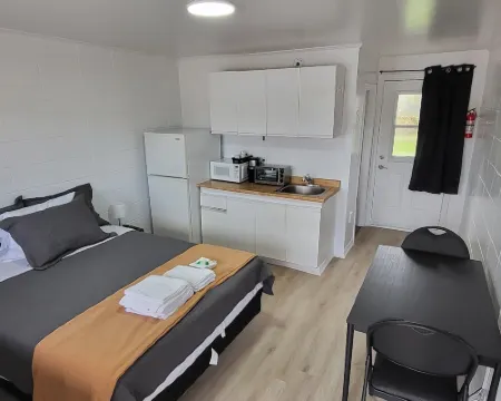 Happyland Inn Hotels in Severn