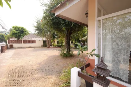 Piya Guesthouse Отели рядом с достопримечательностью «Wat Phra That Doi Kong Mu»