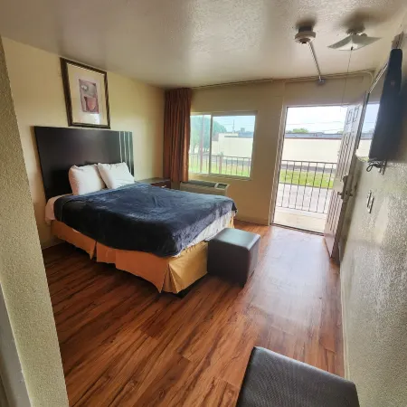 HomeTown Inn and Suites