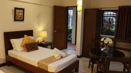 Ronamar Apartelle Отели рядом с достопримечательностью «La VeryOls Mountain View Garden»