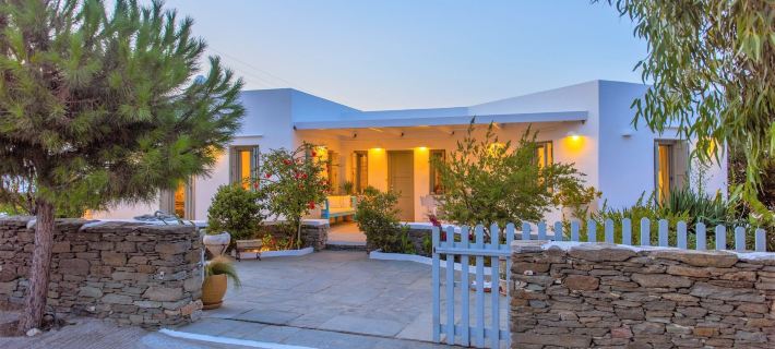 Villa Arades Sifnos with Private Pool Hoteles en Sifnos