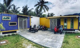 Yellow Cube at Lumut Cube Homestay Kontena