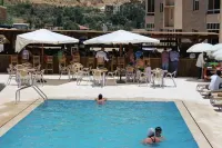 شاليهات فاريا - مسبح