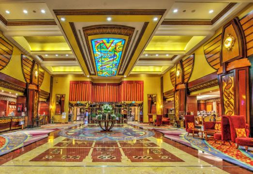 알 라하 비치 호텔의 해변과 야외 수영장 전경