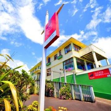 Ducks & Drakes Boutique Motel & Backpackers Hotels near Brooklands Zoo