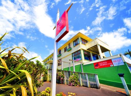 Ducks & Drakes Boutique Motel & Backpackers
