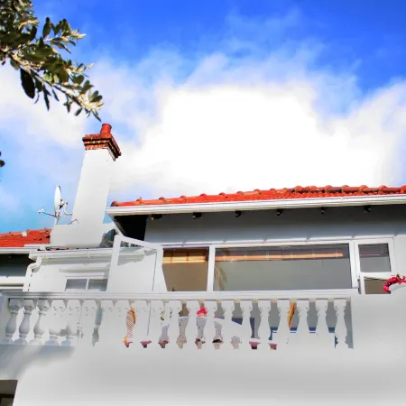 Bella Ev Guest House Отели рядом с достопримечательностью «Пляж Мёйзенберг»