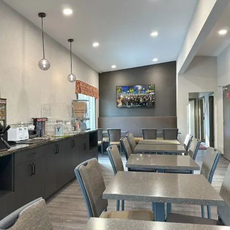 Econo Lodge Inn & Suites