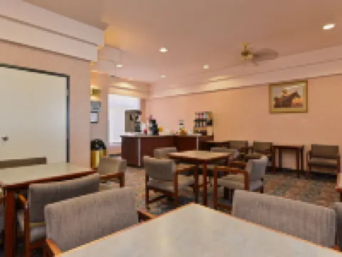 Econo Lodge Inn & Suites Hotels in Jackpot