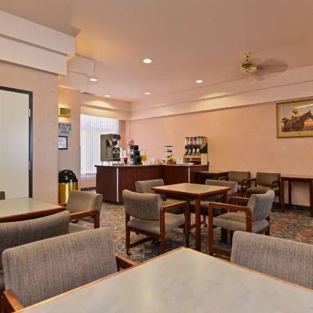 Econo Lodge Inn & Suites Отели в г. Джекпот