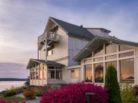 Spruce Point Inn Resort and Spa Hotels near Ed Brown’s Wharfside Gallery
