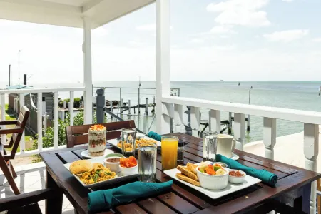 Harbour View Boutique Hotel & Wellness Retreat Отели рядом с достопримечательностью «The Belize Sign Monument»