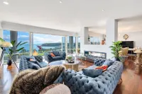 Orakei Grandeur Mansion with Sea Views & Pool Отели в г. 