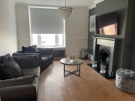 House - Sleeps 14 - Pets Ok - Parking - Garden