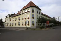 Hotel Korona Wellness, Rendezvény és Borszálloda Отели в г. 