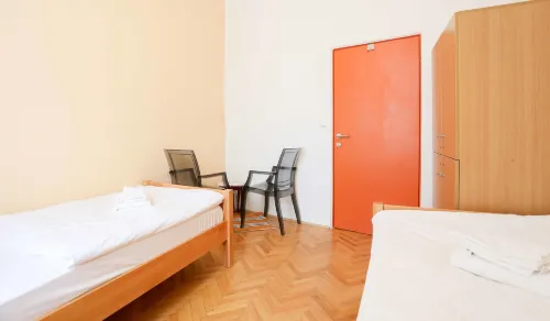 Pigeon Square Rooms - Airport Shuttle