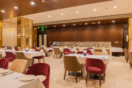 Royal Crown Hotel Отели рядом с достопримечательностью «Qurum Beach»