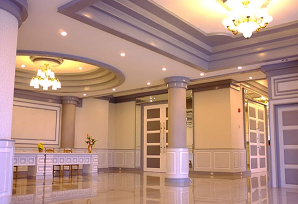 라야 그랜드 호텔의 회의실 또는 연회장 모습