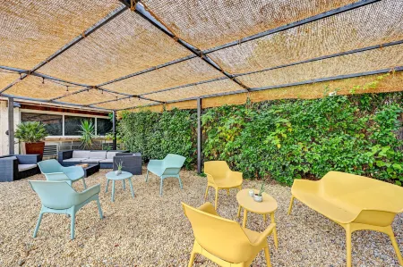 Hôtel le Provence Отели рядом с достопримечательностью «Reality Room»