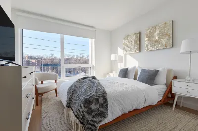 New Fab 4 Br - Outdoor Deck - Gym - Mins to NYC โรงแรมใน