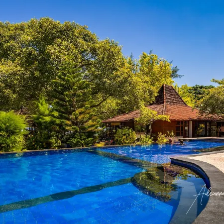 Oceans 5 Dive Resort