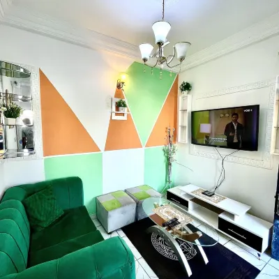 1 Bed Studio Sleeps 2 - Canal View Wifi Parking Hotels near Stade De Bonamoussadi