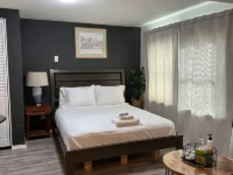 可愛的小房子帶圍欄院子靠近廣場區