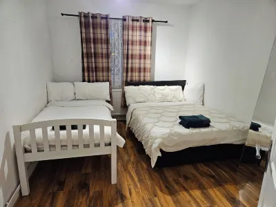 Mitcham Junction - 2 Bed Apartment - Sleeps 6 Hotels near Acacia Adventure Playground