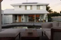 Tugun Retreat - 5BRM Home with Pool! Hotels in Currumbin