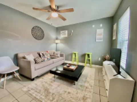 Charming Tiny Home with Cozy Essentials - Inviting Urban Retreat