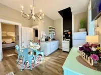 Midtown Whimsical Apartment 1 Block To River- Walk To Restaurants!