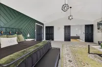 Massive Gathering Home with Ballroom - Sleeps 32+