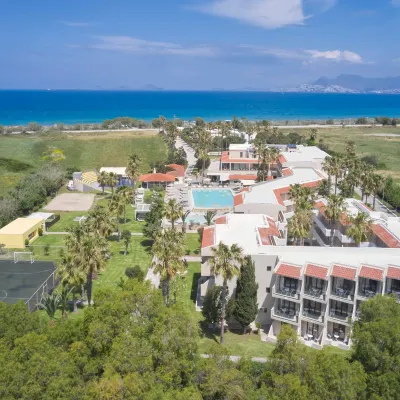 Atlantica Thalassa Hotel Отели рядом с достопримечательностью «Пляж Ламби»