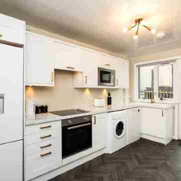 3 Bed House with Driveway- by Holiday Homes Others