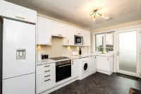 3 Bed House with Driveway Hotels in 