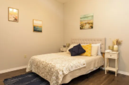 The Loft on Main. Cozy 2-bedroom apartment in Chelsea with all the amenities. Hotels in 