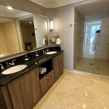 Direct Oceanfront 1,200sf 1BR/2Bth Condo; Full 4star Hotel Service; Walk to All!