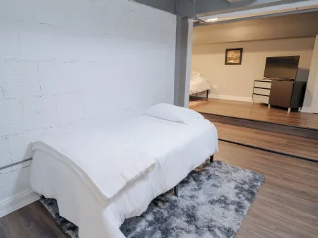 Nest - The Urban Treehouse Отели в г. Лафайетт