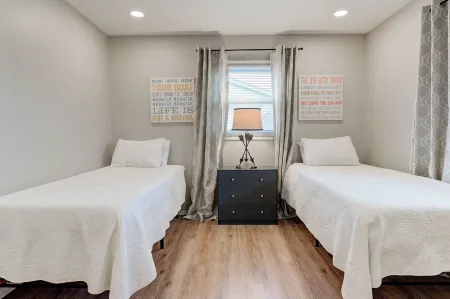 Spacious 3-BR with aesthetic living room & fully equipped kitchen in Waukesha